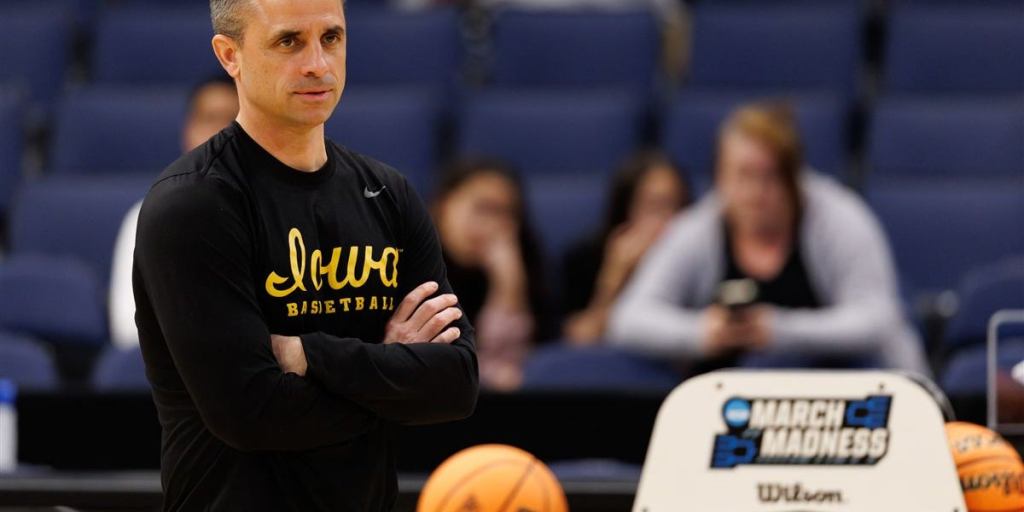 Hawkeyes men’s basketball coach Ben McCollum signs 6-year contract extension at Iowa