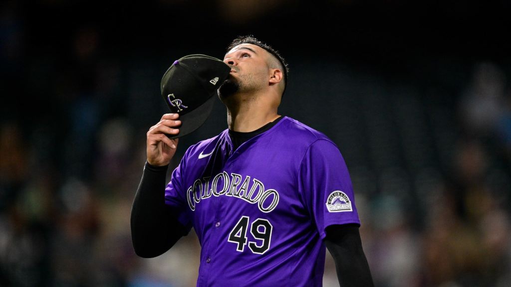 Brewers acquire flamethrowing bullpen arm Antonio Senzatela from Rockies