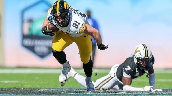 Hawkeyes’ Vonnahme Named to Mackey Award Watch&nbsp;List